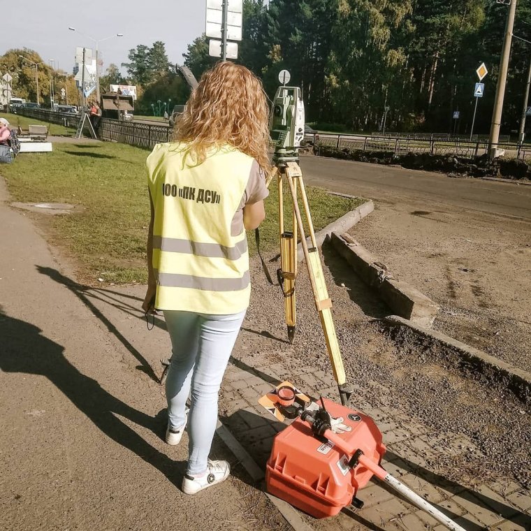 Девушка геодезист