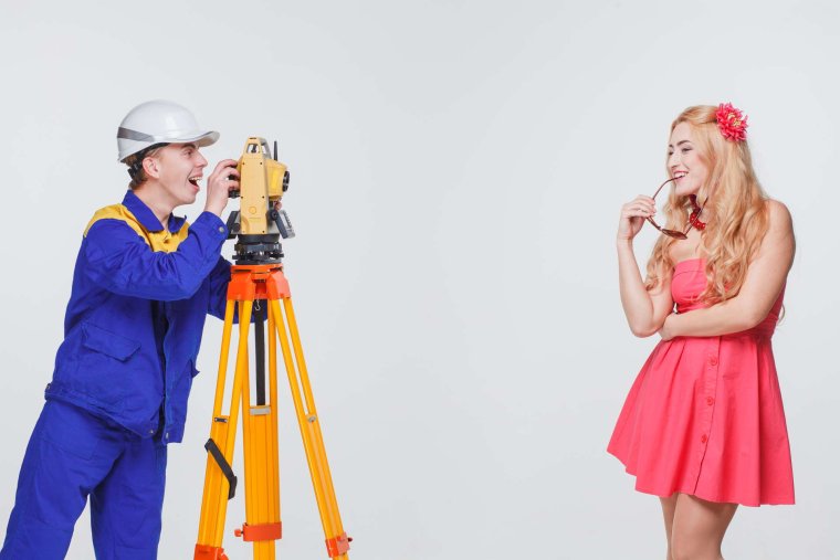 Девушка с теодолитом