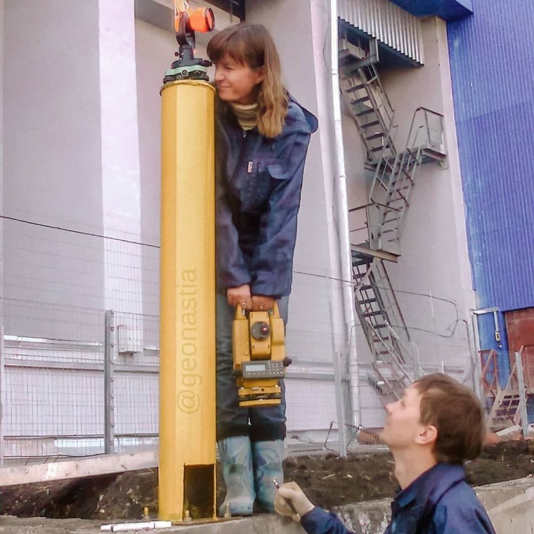 Девушка геодезист