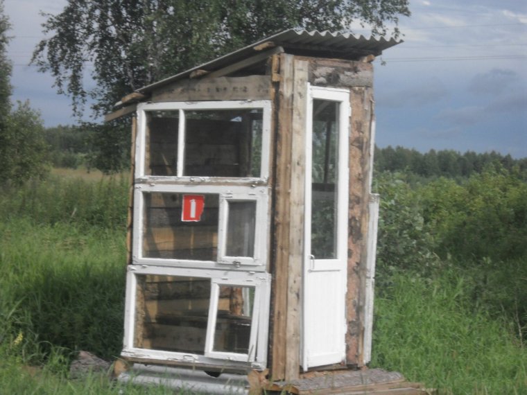 Смешной уличный туалет