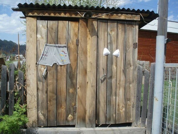 Деревенский туалет на даче