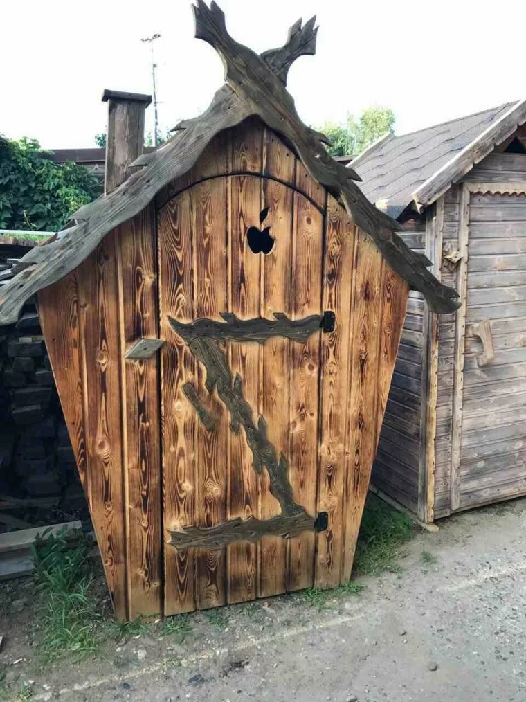 Оригинальный деревянный туалет