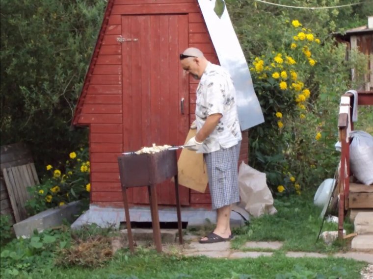 Деревенский туалет в огороде