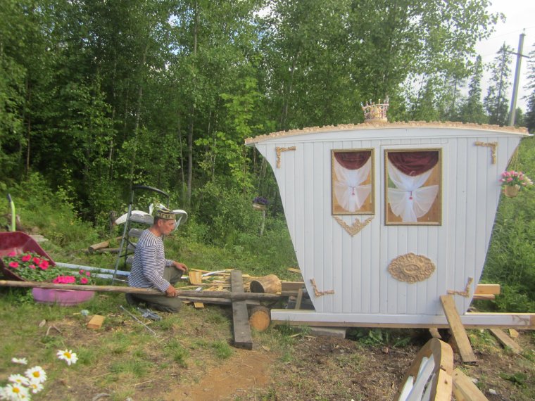 Деревенский уличный туалет