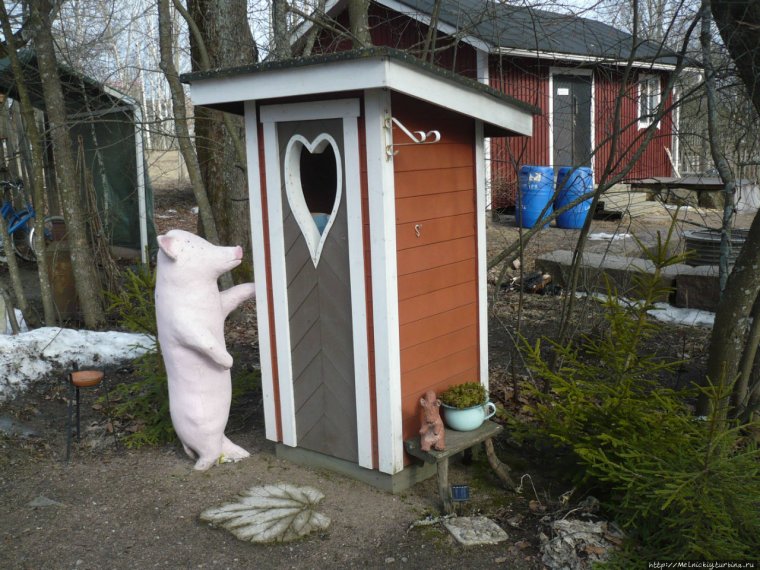 Смешной уличный туалет