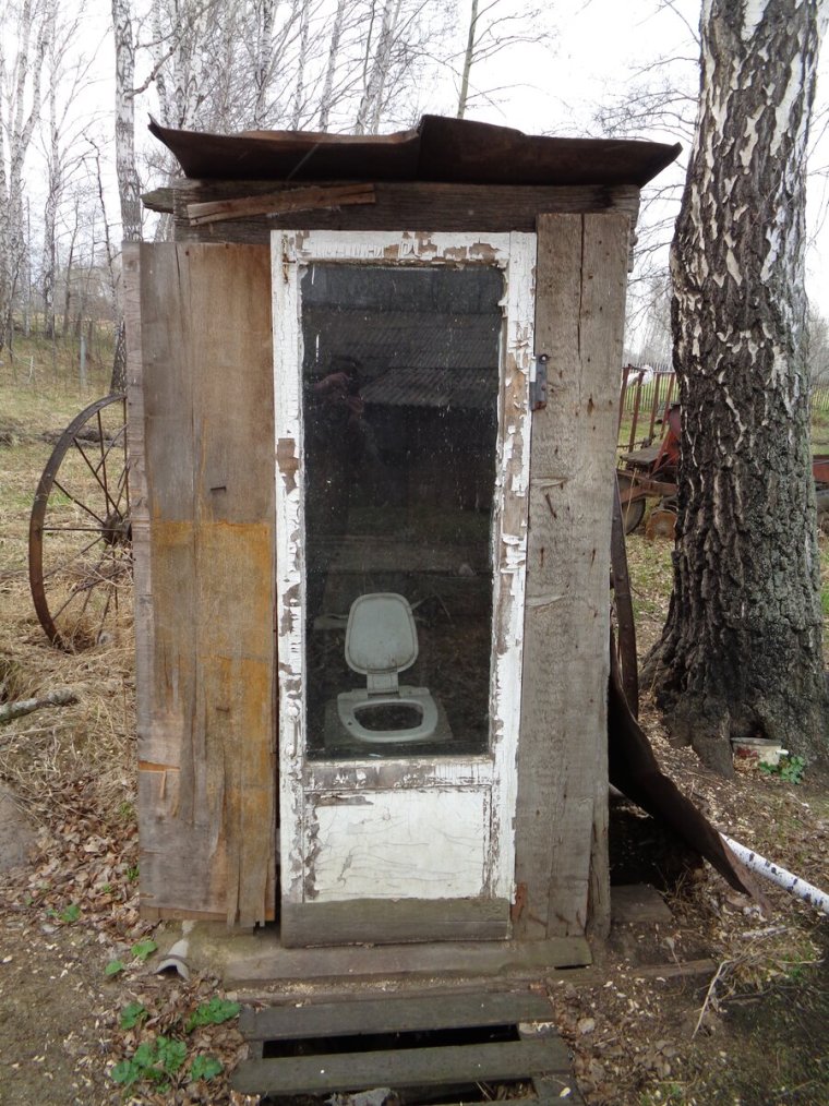 Деревенский уличный туалет