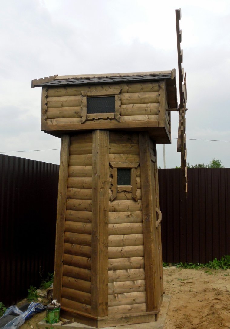 Оригинальный деревянный туалет