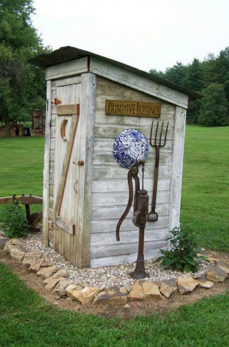 Оригинальный туалет на даче