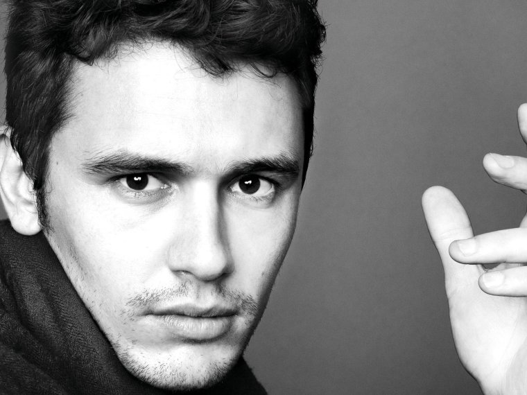 Джеймс Франко улыбается