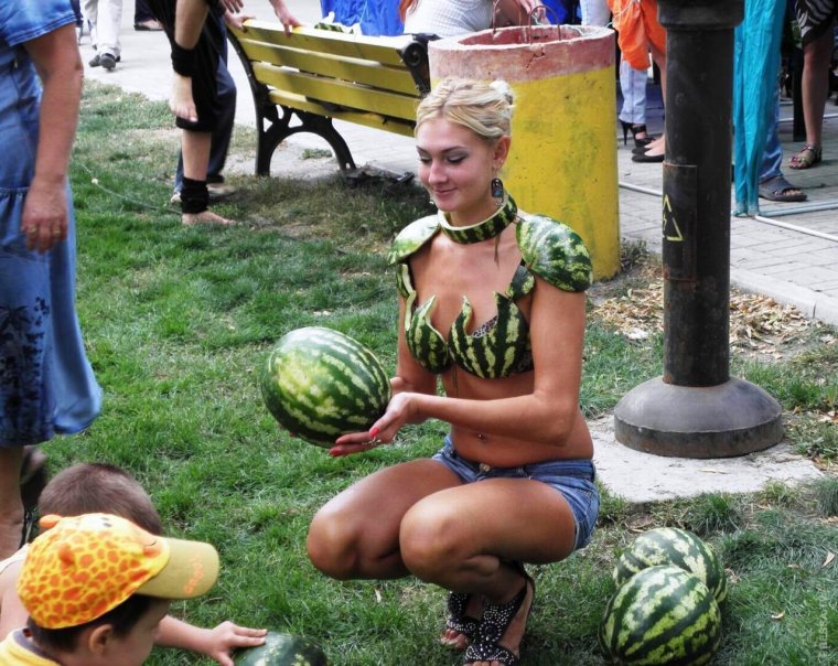 Тетка с арбузом