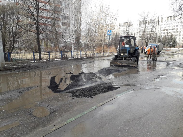 Кладут асфальт в лужу