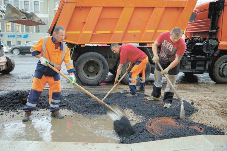 Дорожники кладут асфальт