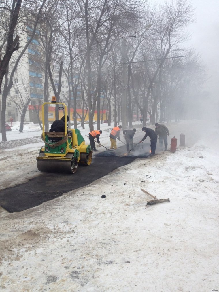 Кладут асфальт