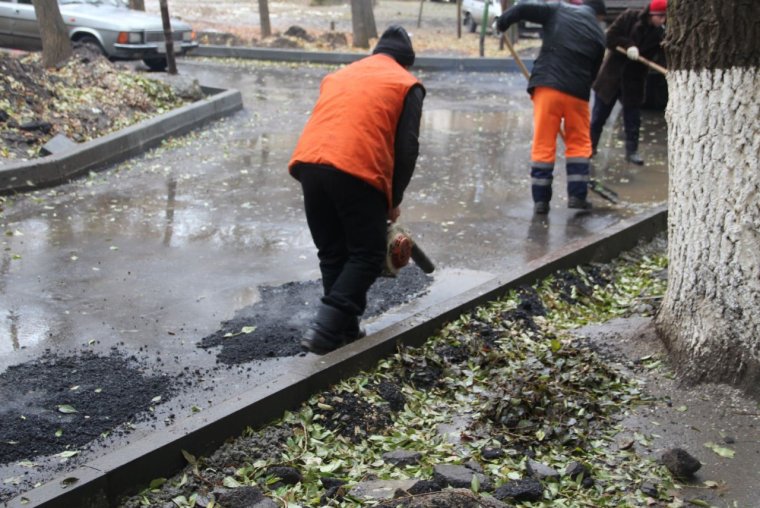 Лужа на асфальте