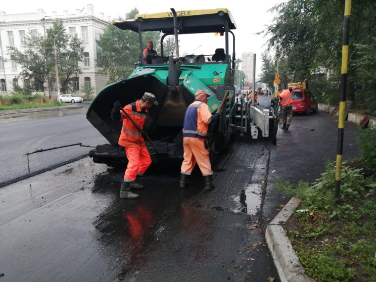 Укладка асфальта в лужу