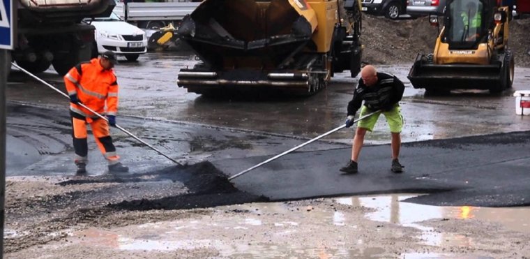 Укладка асфальта в лужу