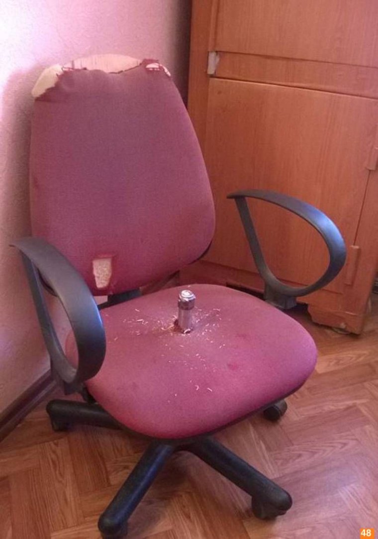 Сломанное кресло