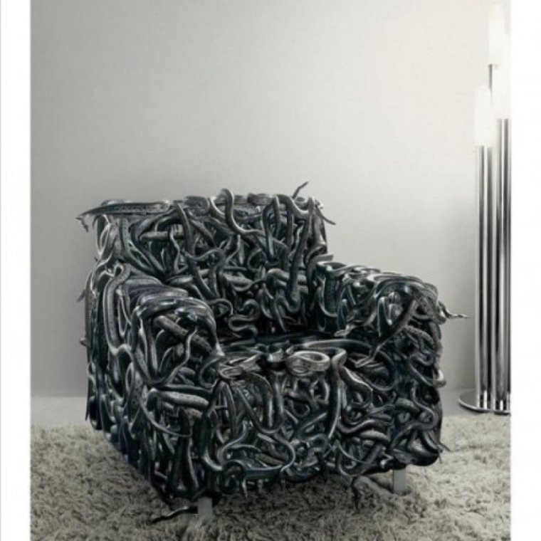 Неудобный диван