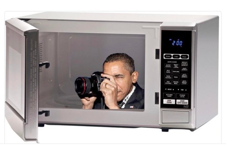 Человек с микроволновкой