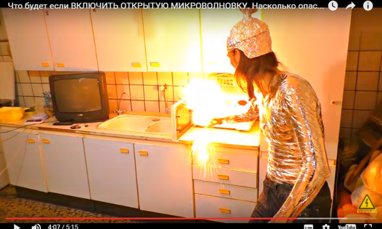 Девушка продает микроволновки