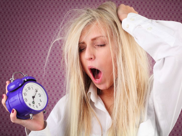 Заспанная девушка