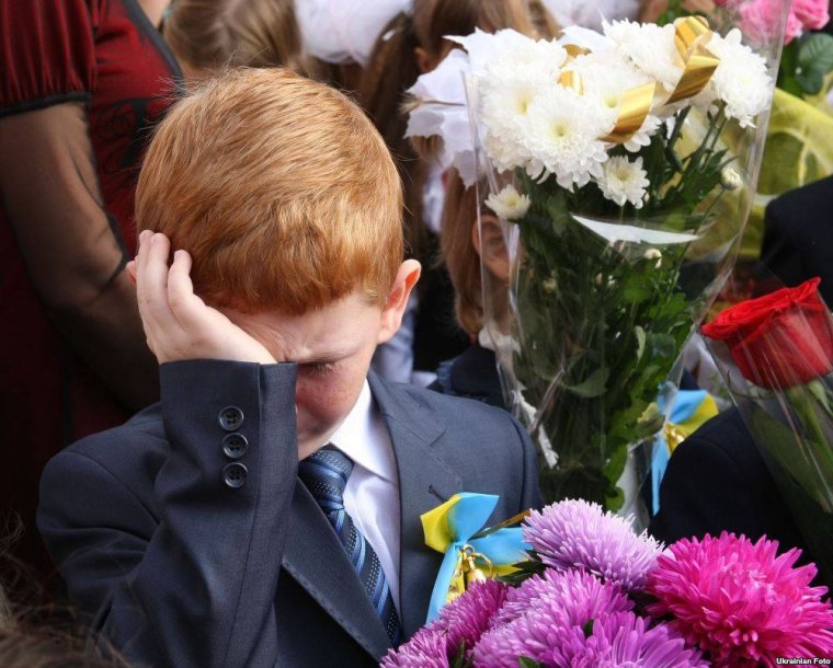 Первоклассник плачет