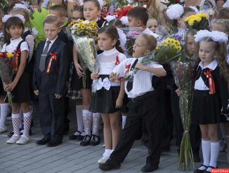 Первоклассники на линейке