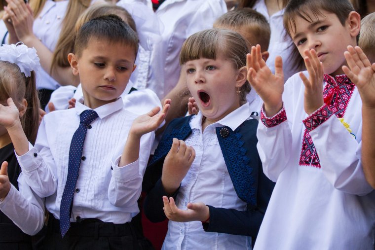 Зевающие школьники