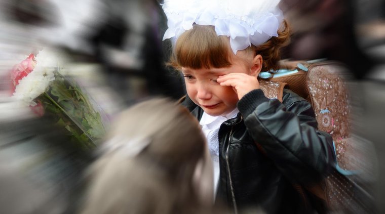 Плачущий первоклассник на линейке