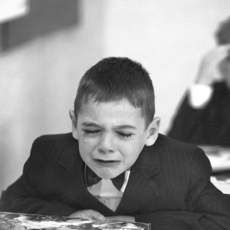 Грустный ребенок в школе