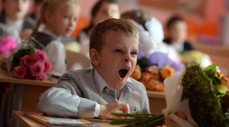 Первоклассник зевает