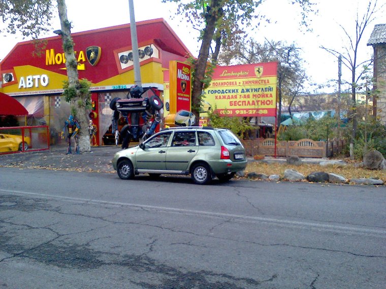 Девушка на мойке самообслуживания