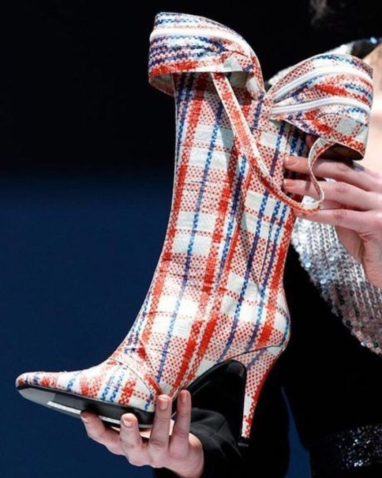 Смешная одедада и обувь