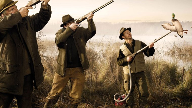 Охотник убегает от медведя