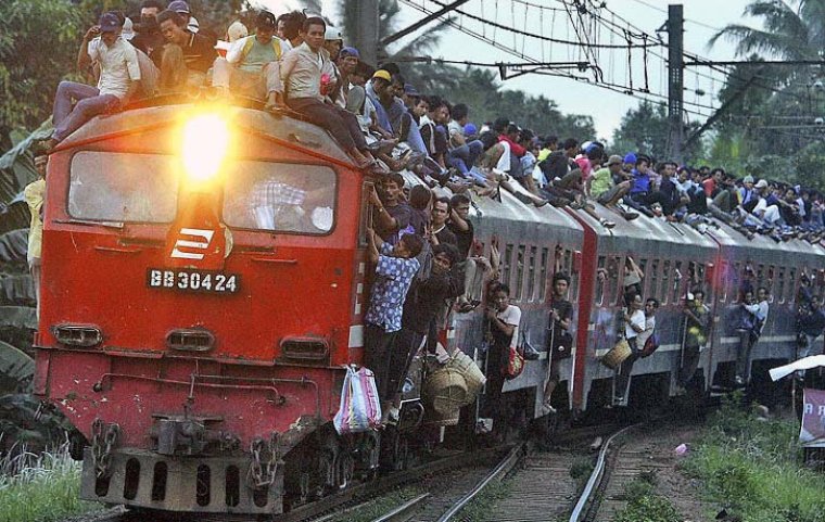 Поезд едет на человека