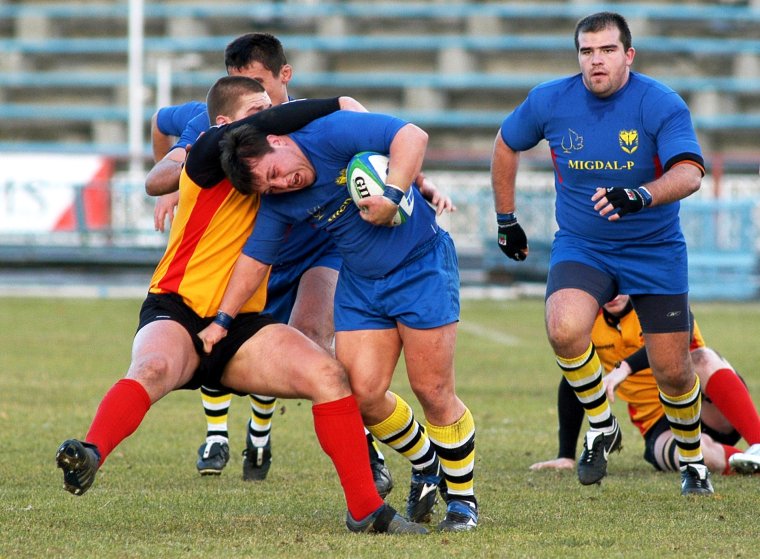 Регбист в прыжке