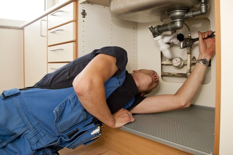 Водопроводчик со спины