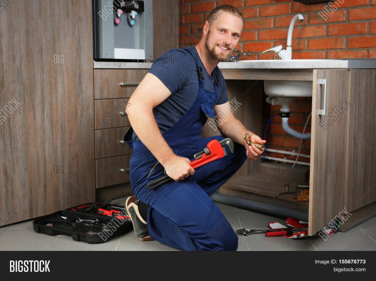 Красивый сантехник