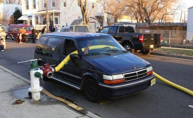 Пожарный рукав через машину