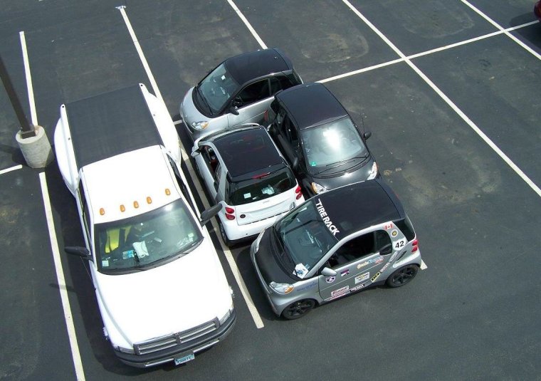 Машина во дворе