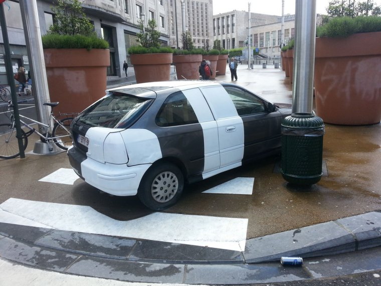 Неправильно припаркованный автомобиль