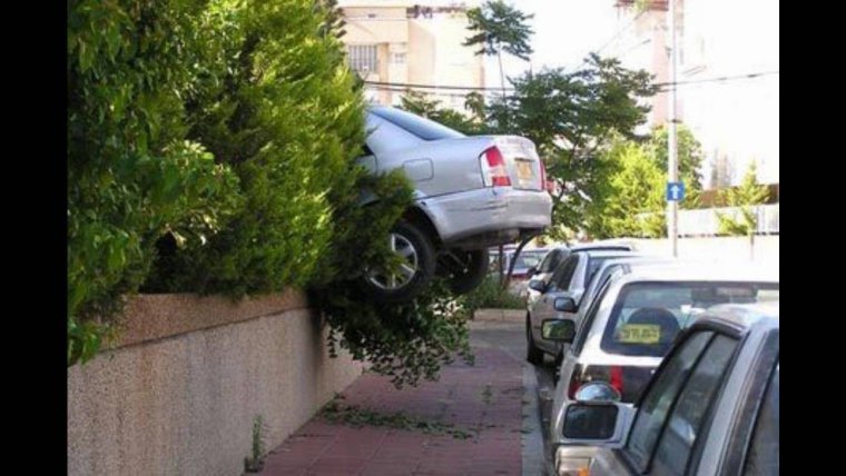 Криво припаркованные автомобили