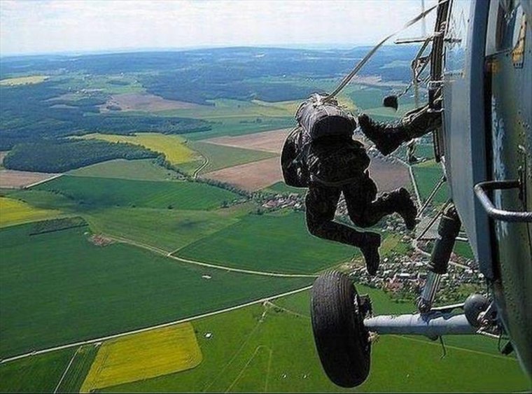 Прыжок с парашютом из вертолета