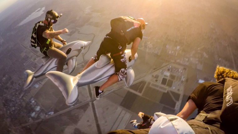 Человек прыгает с парашютом арт