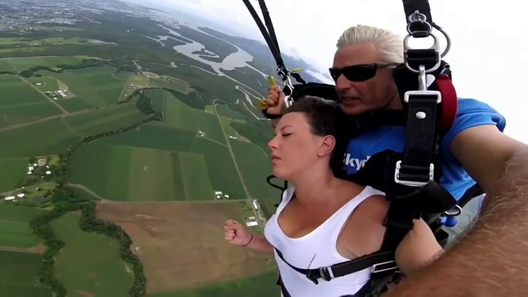 Прикол девушка с инструктором на парашюте