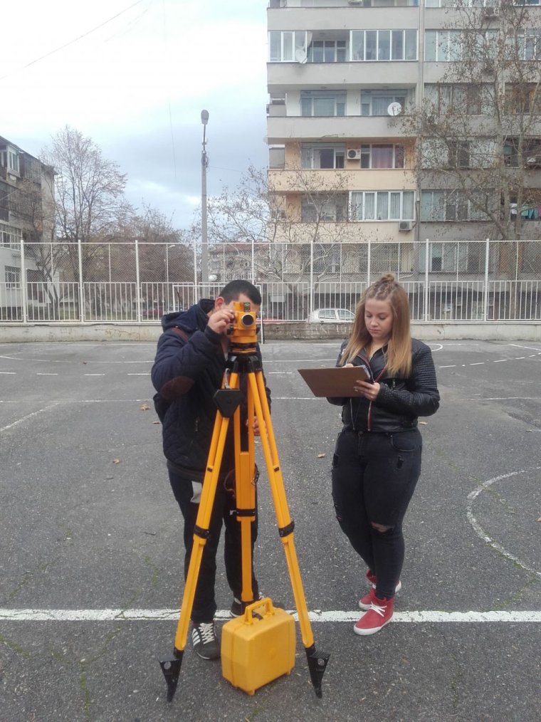 Девушка геодезист