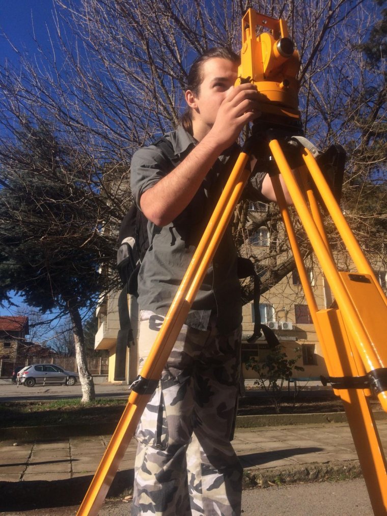 Памятник теодолиту