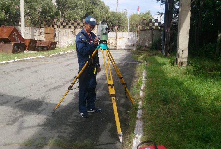 Девушка геодезист