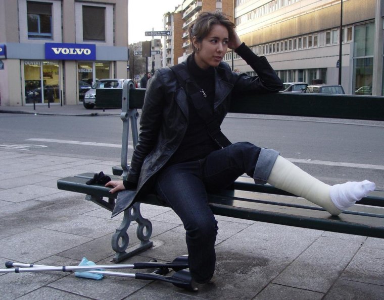 Скейтер с костылями