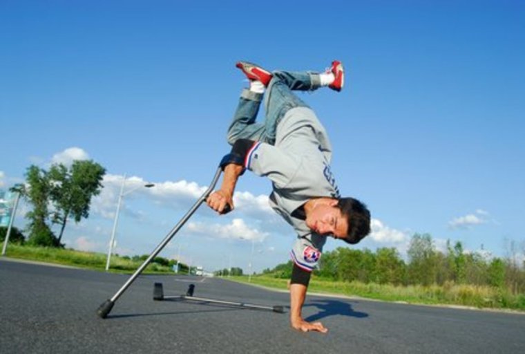 Костыль для ходьбы со сломанной ногой